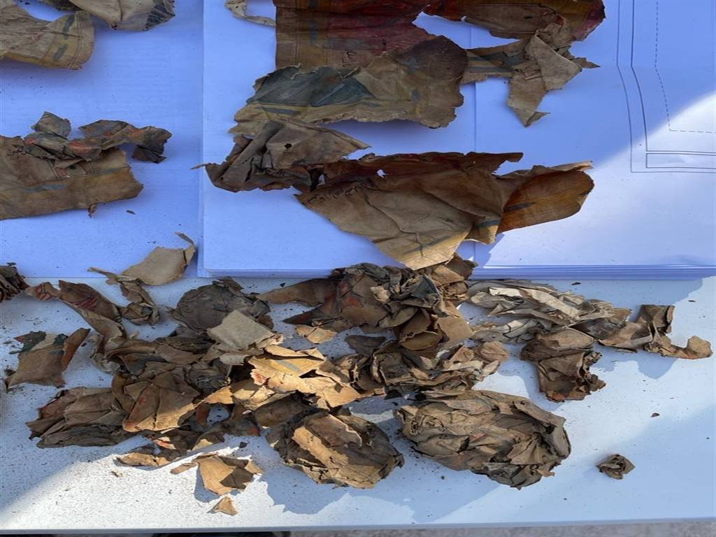 Duvar kovuğunda bulunan kağıtlar.