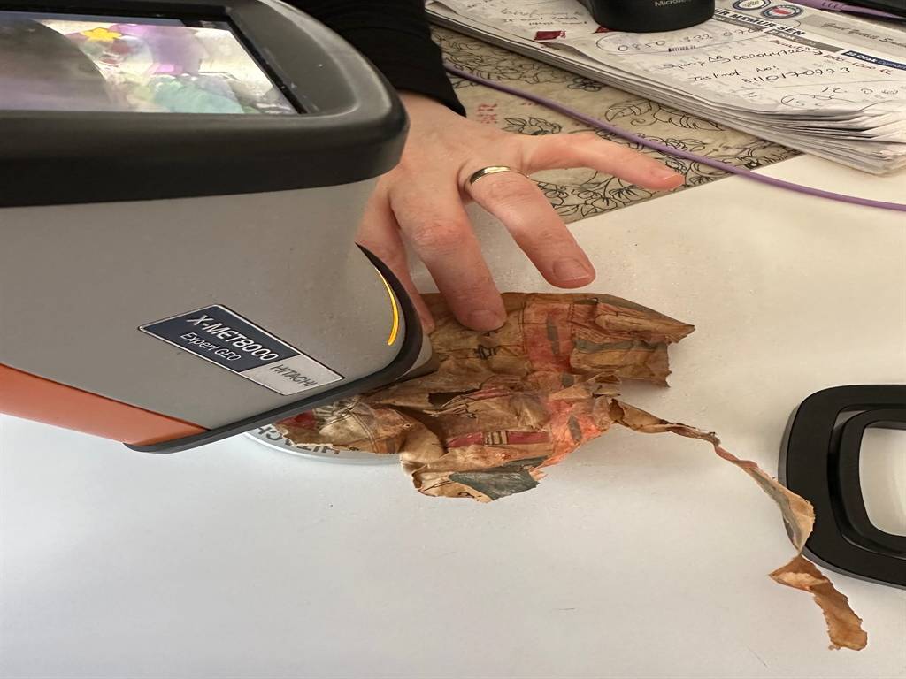 Eserler üzerinde yapılan inceleme.