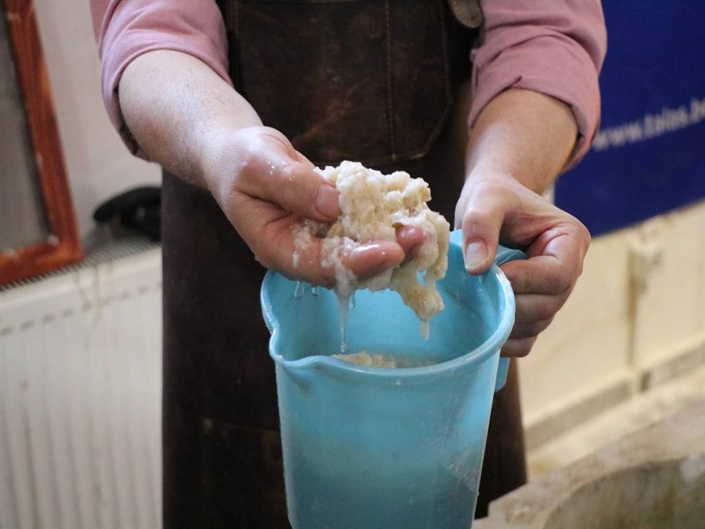 Kayseri'de 2 bin yıllık yöntemle kağıt üretimi.