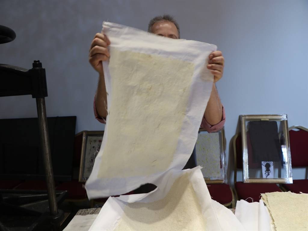 Kayseri'de 2 bin yıllık yöntemle kağıt üretimi.