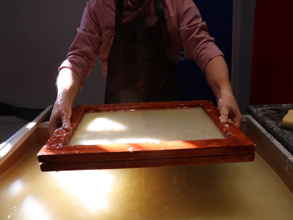 Kayseri'de 2 bin yıllık yöntemle kağıt üretimi.