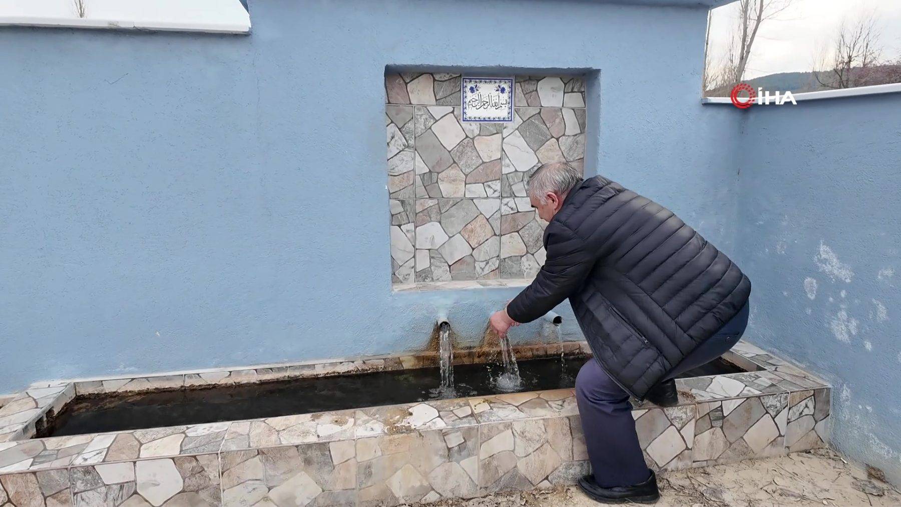 Kütahya Gediz ilçesi Yunuslar Köyü'ndeki Tarihi Ayvaz Çeşmesi 156 yıldır akmaya devam ediyor.