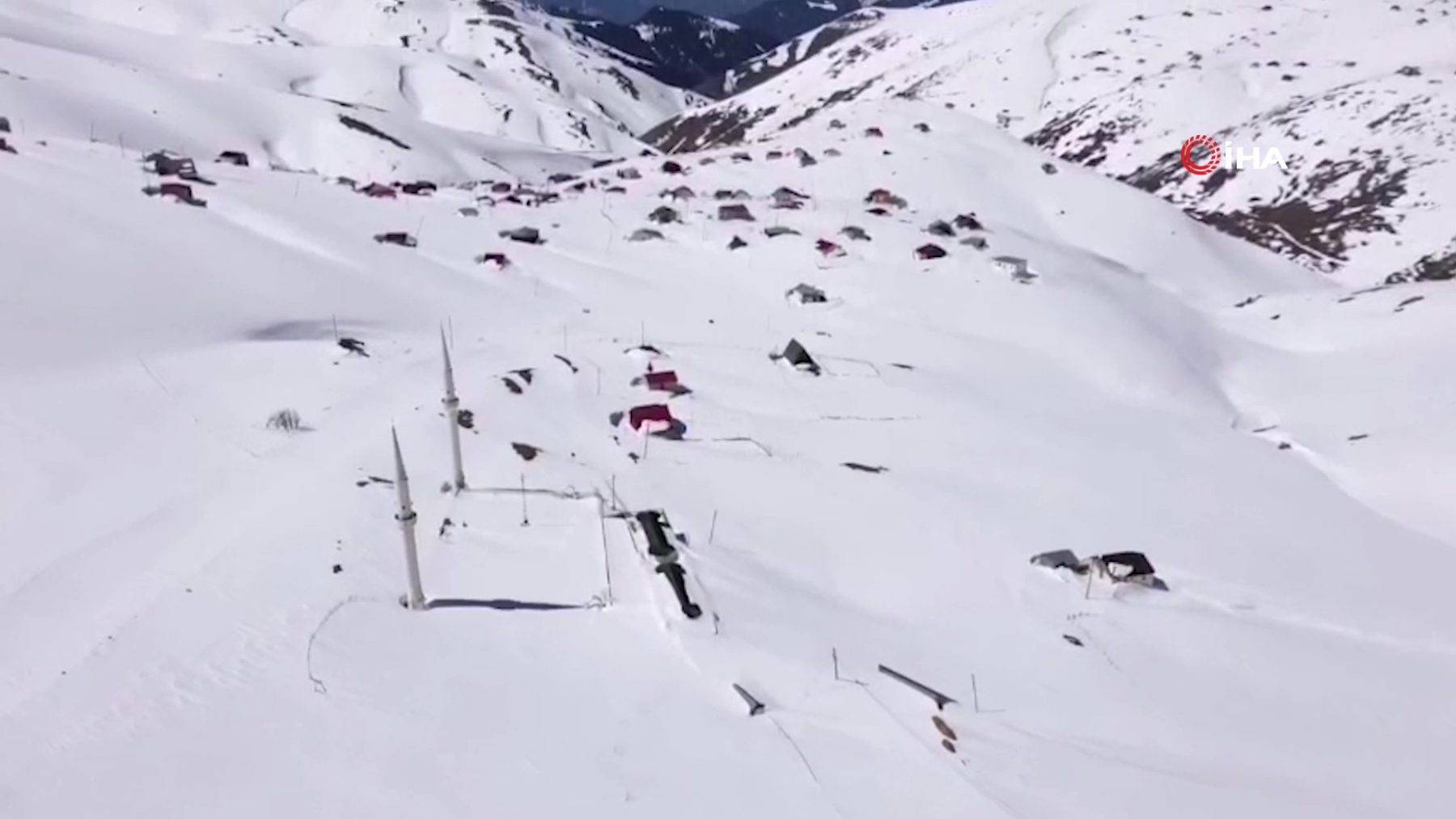 Fatih Sultan Mehmet Cuma namazı kıldırmıştı: Üstü açık cami kar ile kaplandı!