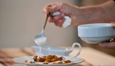 Maydanoz köftesi servis edilirken.