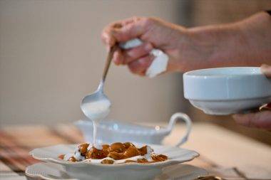 Maydanoz köftesi servis edilirken.