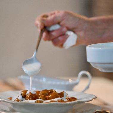 Maydanoz köftesi servis edilirken.