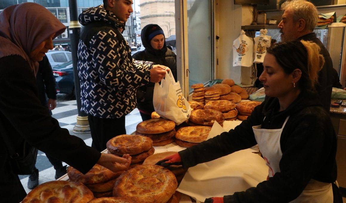 Ekşi mayalı Ramazan pidesi, vatandaşlar tarafından yoğun ilgi görüyor.