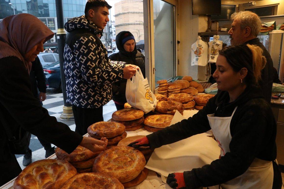 Ekşi mayalı Ramazan pidesi, vatandaşlar tarafından yoğun ilgi görüyor.