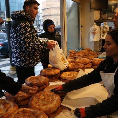 Ekşi mayalı Ramazan pidesi, vatandaşlar tarafından yoğun ilgi görüyor.