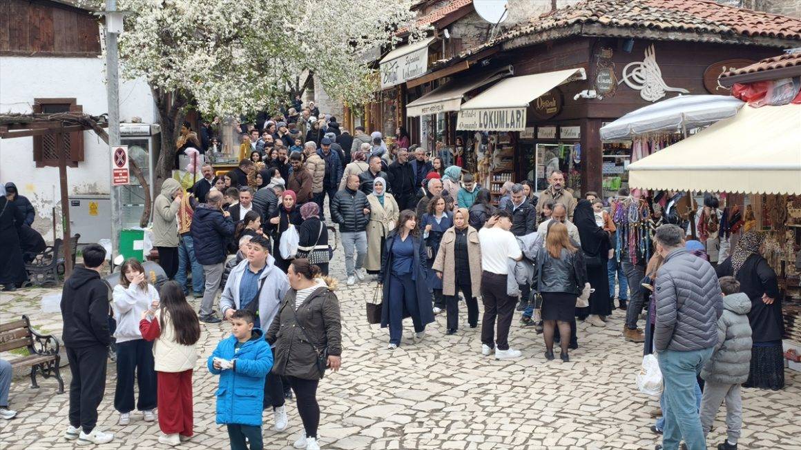 Zamanda yolculuk sunan Safranbolu bayram tatilinde doldu taştı
