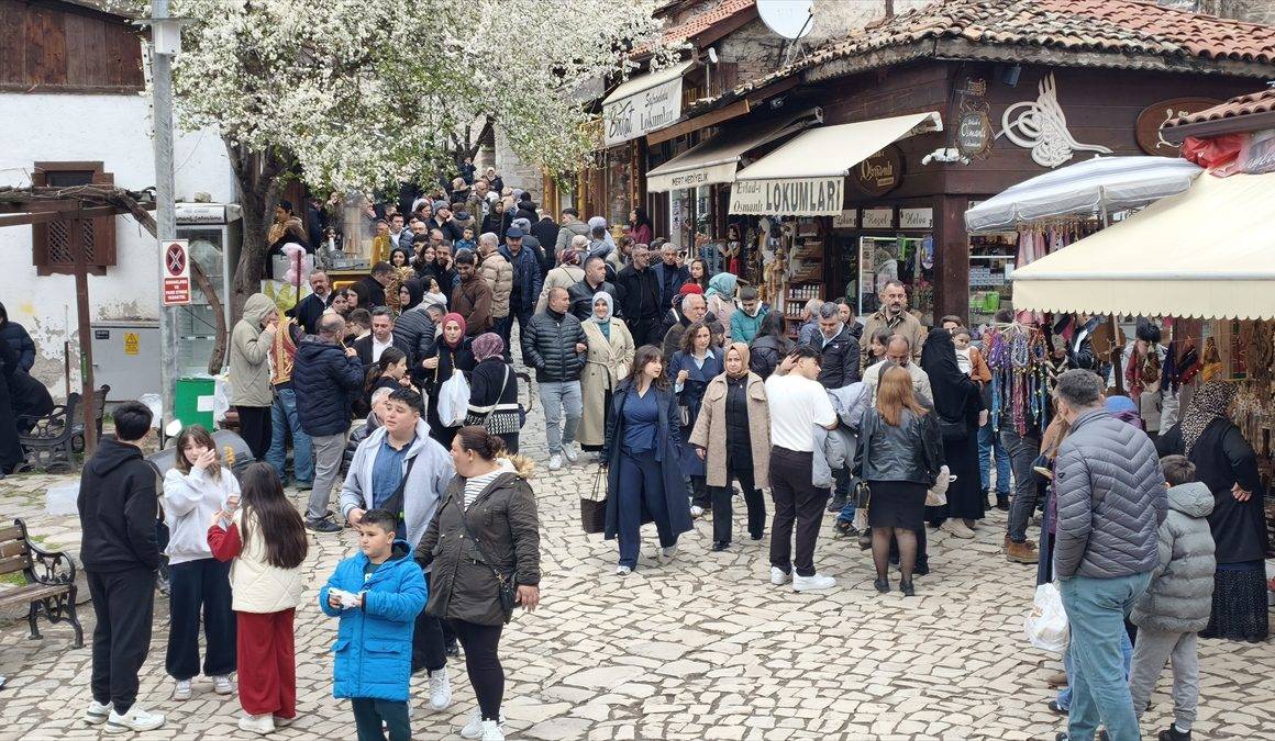 Zamanda yolculuk sunan Safranbolu bayram tatilinde doldu taştı