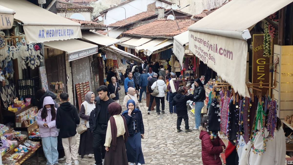 Zamanda yolculuk sunan Safranbolu bayram tatilinde doldu taştı