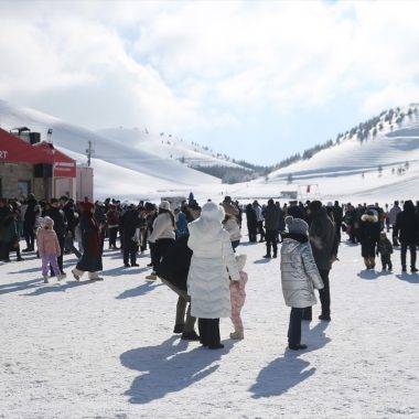 Yedikuyular Kayak Merkezi yoğun ilgi gördü