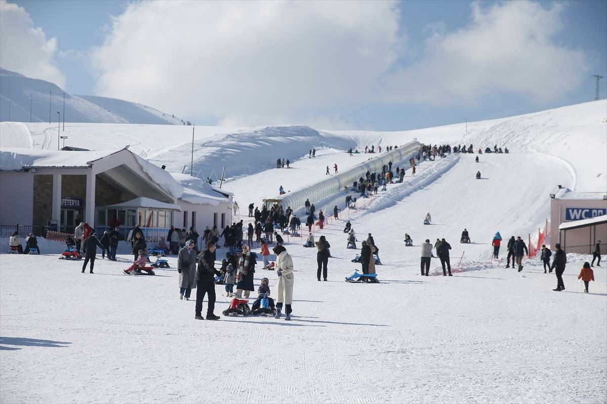 Yedikuyular Kayak Merkezi yoğun ilgi gördü