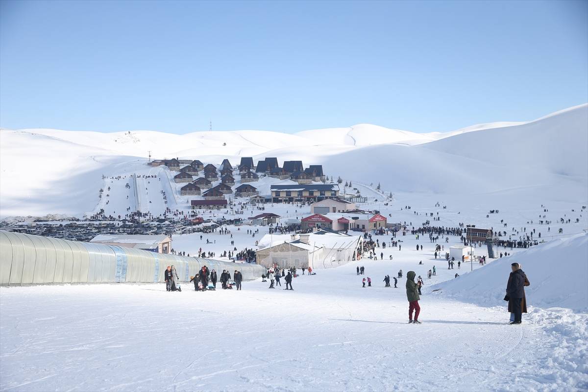 Yedikuyular Kayak Merkezi yoğun ilgi gördü