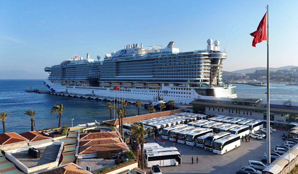 Dünyanın en büyük kruvaziyer gemilerinden Sun Princess Kuşadası'nda