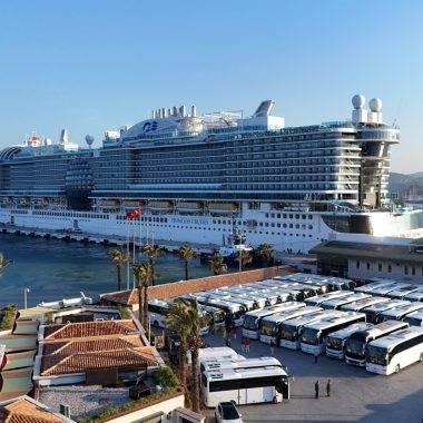 Dünyanın en büyük kruvaziyer gemilerinden Sun Princess Kuşadası'nda