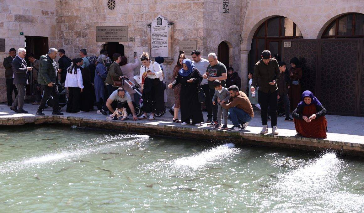 En büyük doğal akvaryum! Şanlıurfa'da güneşli havayı gören Balıklıgöl'e akın etti