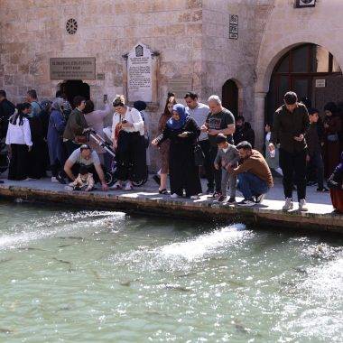 En büyük doğal akvaryum! Şanlıurfa'da güneşli havayı gören Balıklıgöl'e akın etti