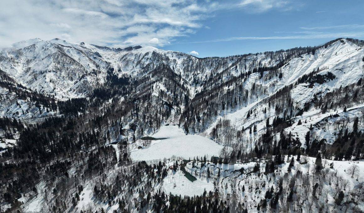 Borçka Karagöl, beyaz örtü ile kaplandı! Artvin'de kartpostallık manzaralar