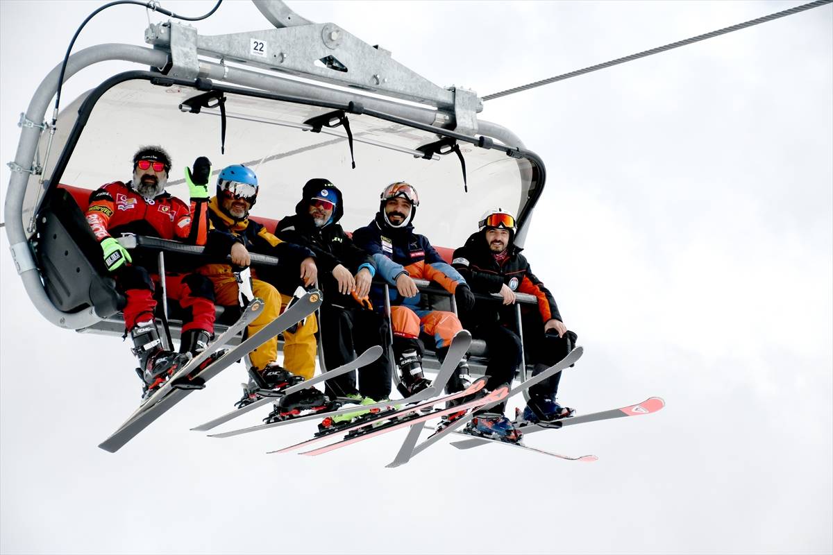 Kar kalınlığı 2 metreye yaklaştı! Sarıkamış’ta mart sonunda kayak keyfi