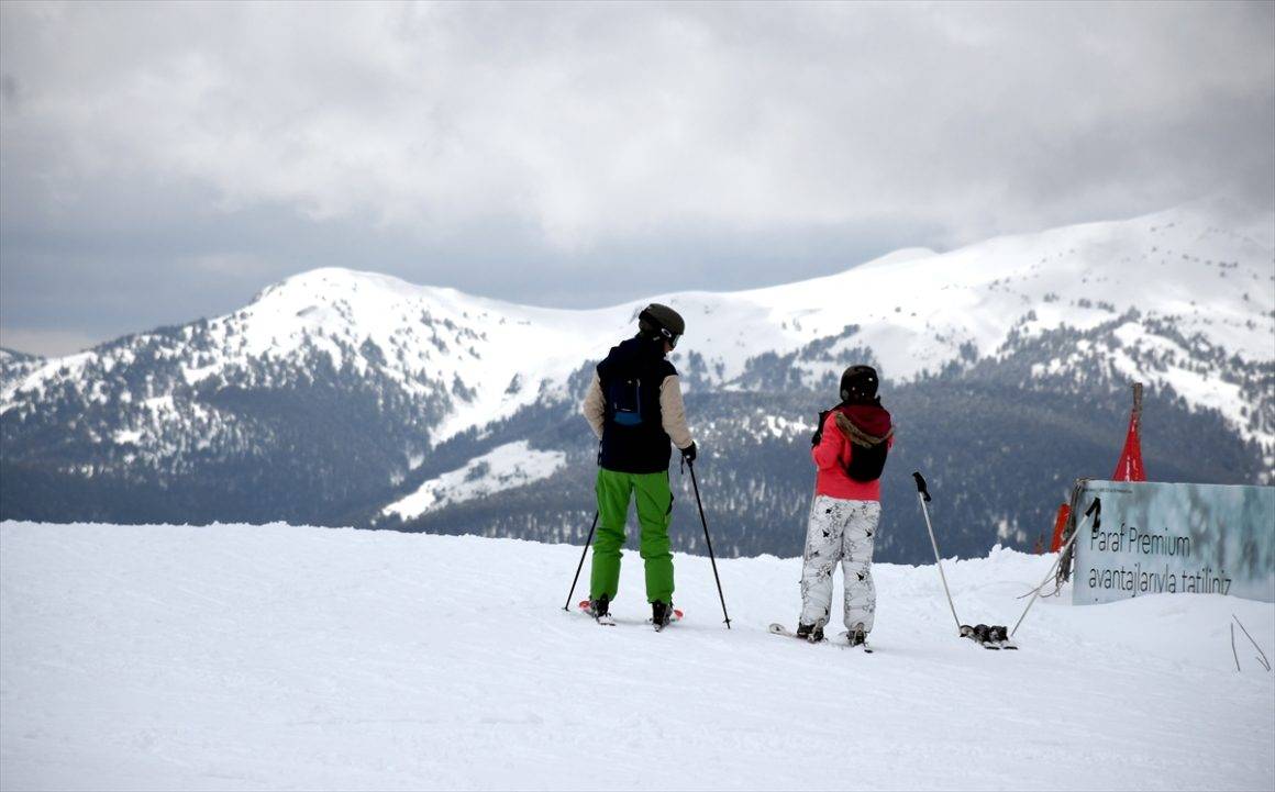 Kar kalınlığı 2 metreye yaklaştı! Sarıkamış’ta mart sonunda kayak keyfi