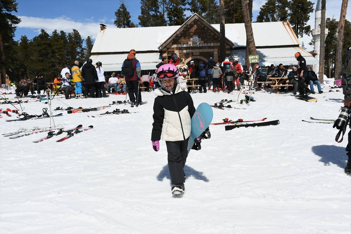 Kar kalınlığı 2 metreye yaklaştı! Sarıkamış’ta mart sonunda kayak keyfi