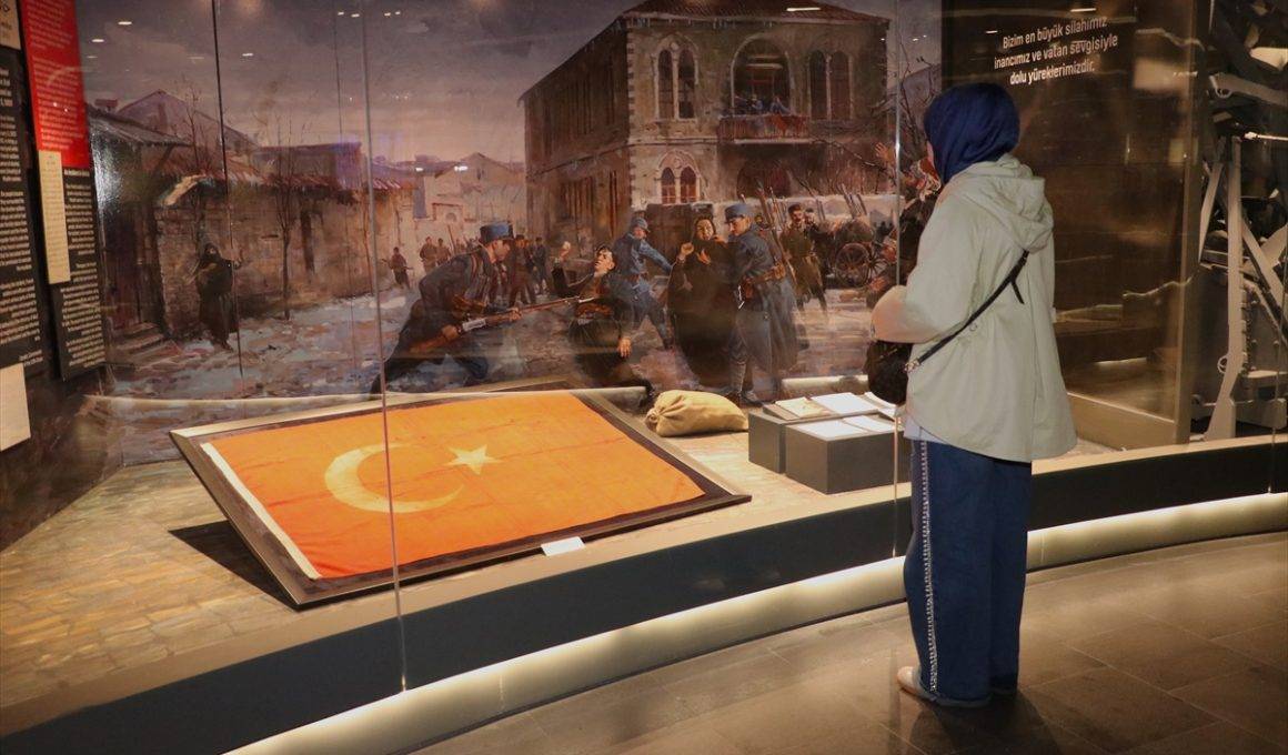 Bir asır saklandı: 14 yaşındaki Şehit Kamil’in tabutuna örtülen Türk bayrağı bu müzede!