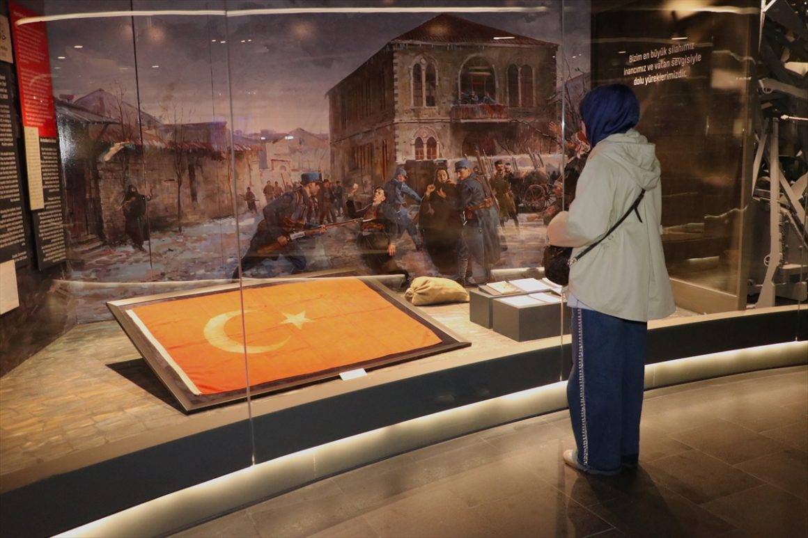 Bir asır saklandı: 14 yaşındaki Şehit Kamil’in tabutuna örtülen Türk bayrağı bu müzede!