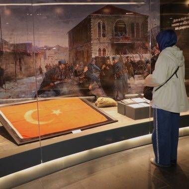 Bir asır saklandı: 14 yaşındaki Şehit Kamil’in tabutuna örtülen Türk bayrağı bu müzede!