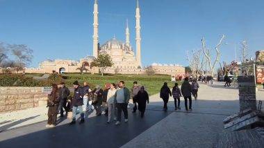Selimiye Camii ibadete açılmasının ardından ziyaretçi akınına uğradı.