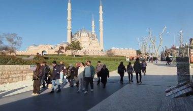 Selimiye Camii ibadete açılmasının ardından ziyaretçi akınına uğradı.