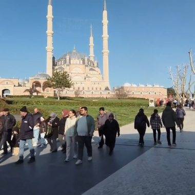 Selimiye Camii ibadete açılmasının ardından ziyaretçi akınına uğradı.