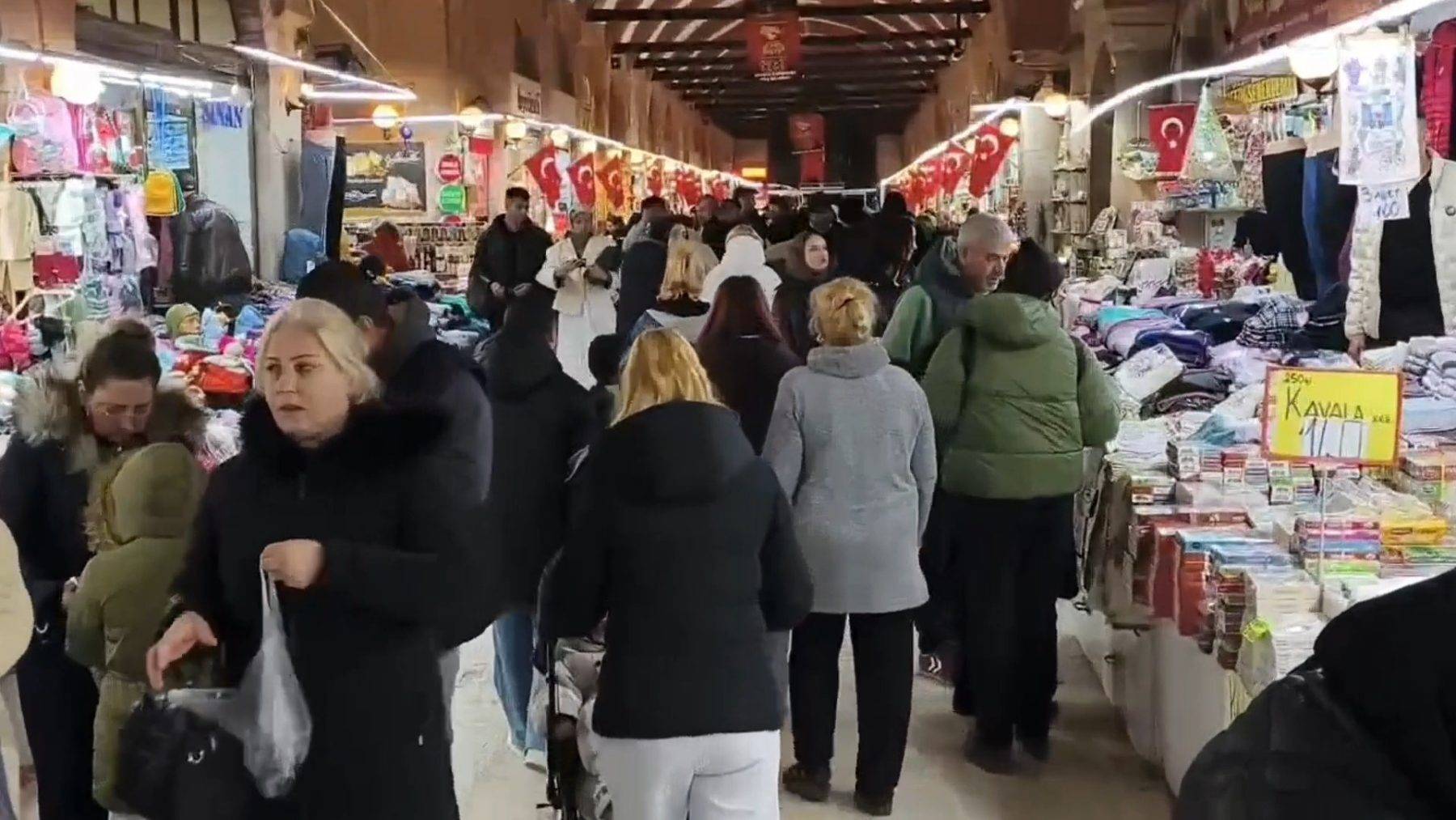 Edirne'yi ziyaret edenler alışveriş noktalarında da yoğunluk oluşturdu.