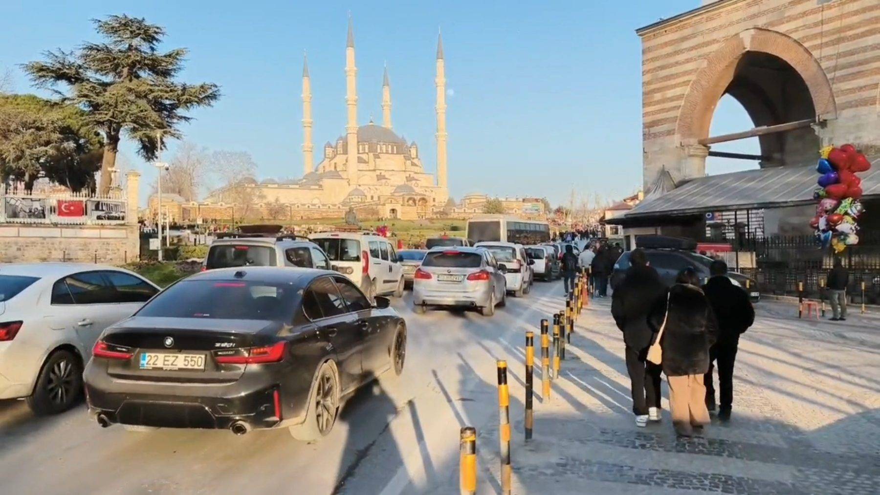 Edirne'deki yoğun ziyaretçi akımı sonrası zaman zaman trafik durma noktasına geldi.