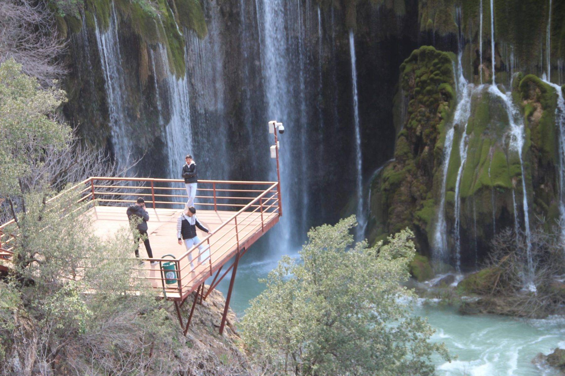 Yerköprü Şelalesi ziyaretçileri fotoğraf çektirmeyi unutmadı.