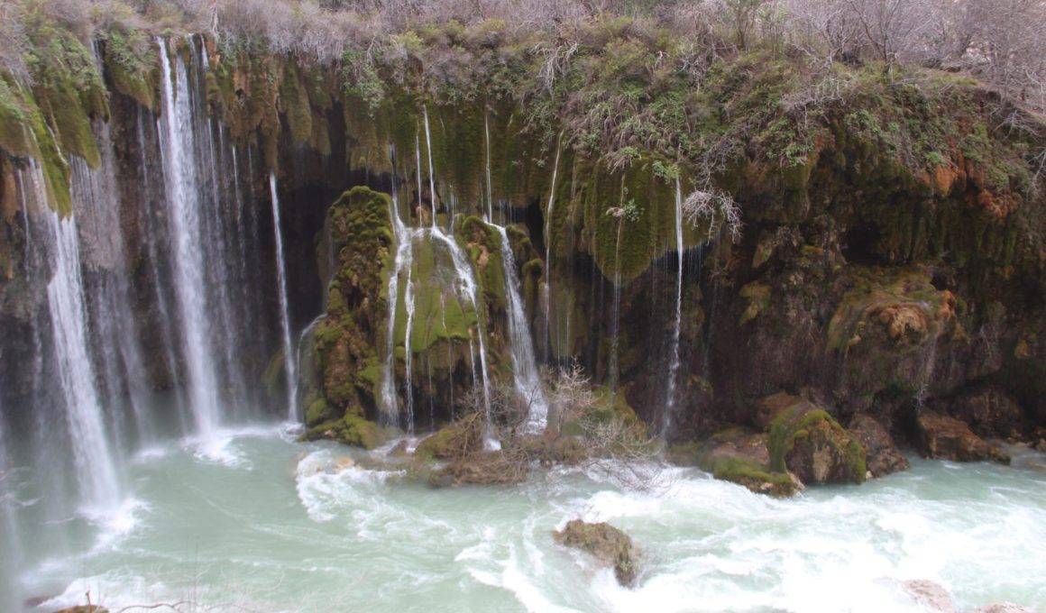 Yerköprü Şelalesi'nde çağlayan sular görüntülendi.