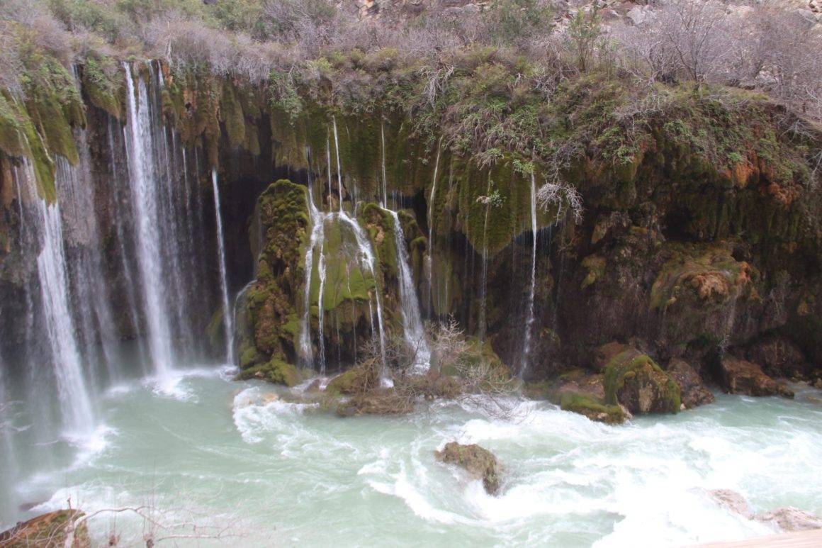Yerköprü Şelalesi'nde çağlayan sular görüntülendi.