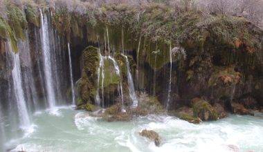 Yerköprü Şelalesi'nde çağlayan sular görüntülendi.