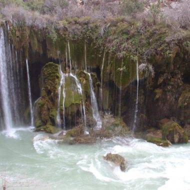 Yerköprü Şelalesi'nde çağlayan sular görüntülendi.