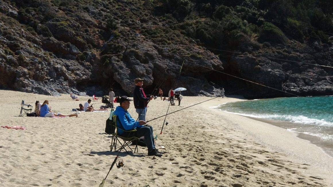Alanya'daki Kleopatra Plajı mart ayında yoğunluk yaşıyor.