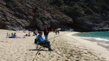 Alanya'daki Kleopatra Plajı mart ayında yoğunluk yaşıyor.