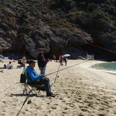 Alanya'daki Kleopatra Plajı mart ayında yoğunluk yaşıyor.