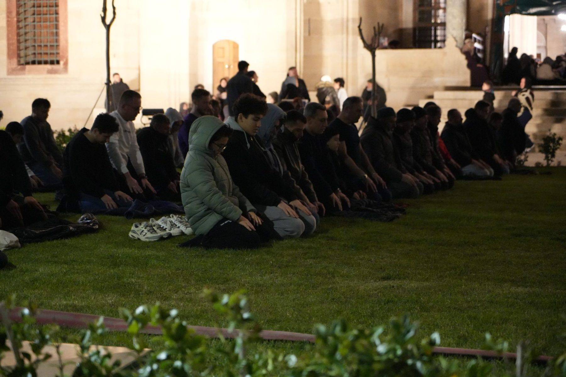 Selimiye Camii'nde yer bulamayan vatandaşlar avluda ibadet etti.
