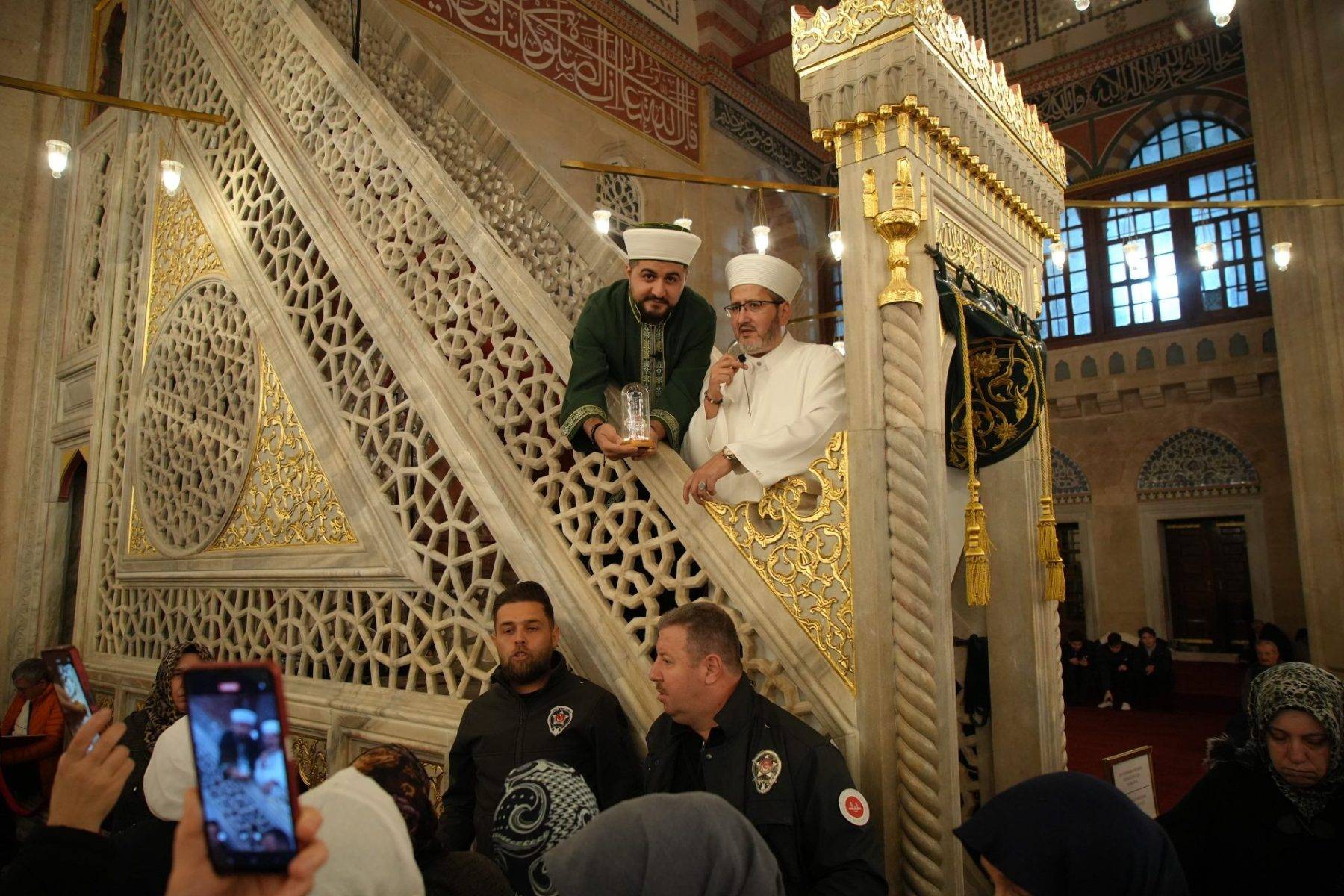 Selimiye Camii'nde teravih namazı sonrası Sakal-ı Şerif ziyarete açıldı.