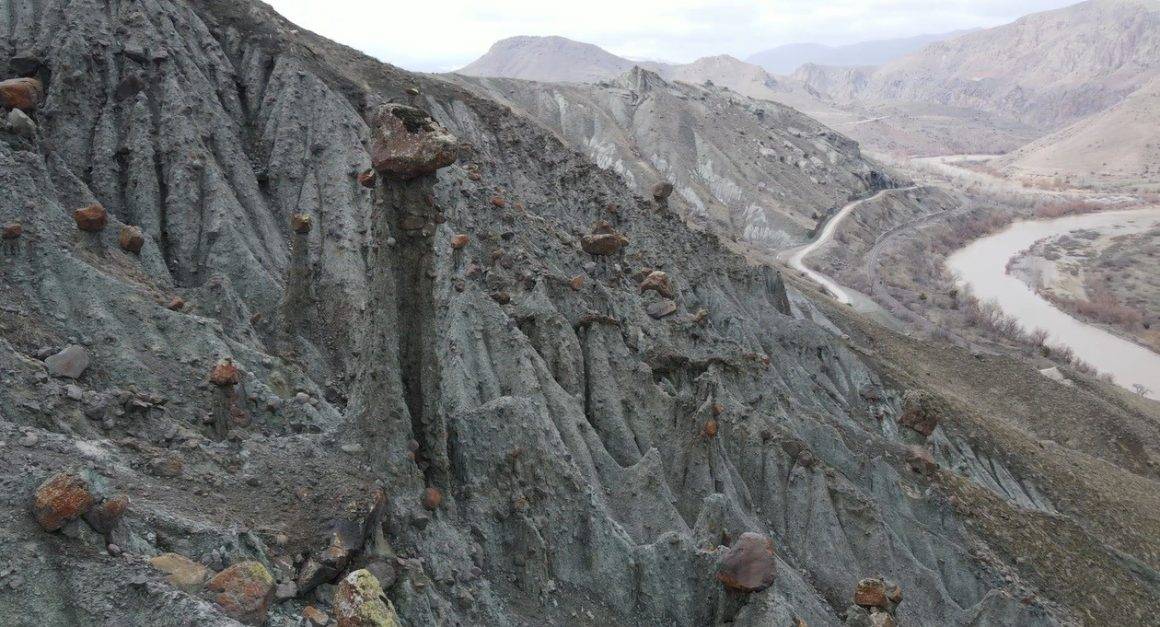 Erzincan'daki peri bacaları benzeri doğal oluşumlar ilgi çekiyor.