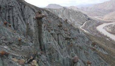 Erzincan'daki peri bacaları benzeri doğal oluşumlar ilgi çekiyor.