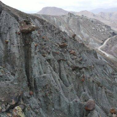 Erzincan'daki peri bacaları benzeri doğal oluşumlar ilgi çekiyor.