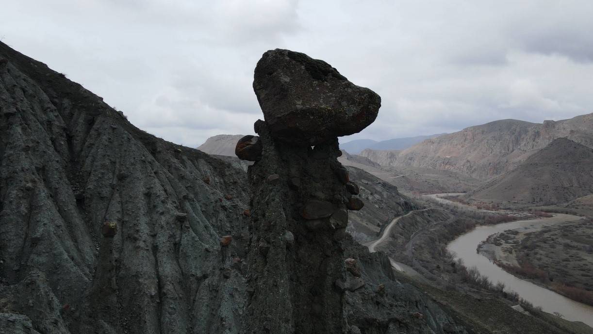 Erzincan'daki peri bacaları benzeri doğal oluşumlar ilgi çekiyor.