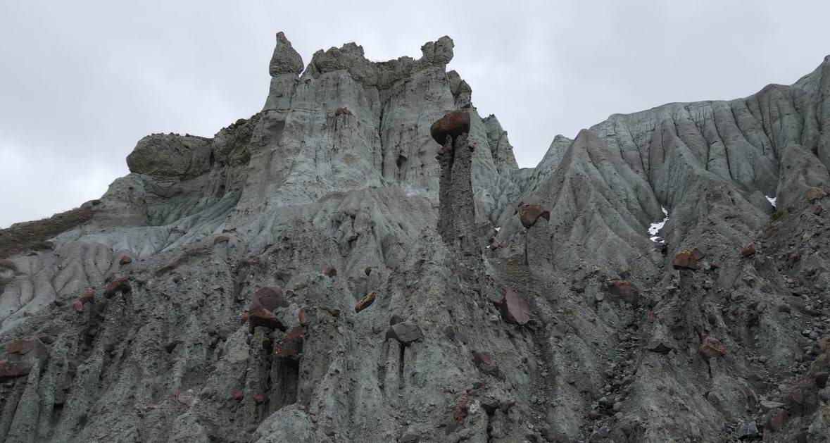 Erzincan'daki peri bacaları benzeri doğal oluşumlar ilgi çekiyor.